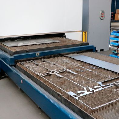 At Hofele Blechbearbeitung in Donzdorf, three solid-state laser cutting machines from Trumpf are in operation. Naturally, disturbing slag repeatedly accumulates on the support tables. That's why the family-owned company frequently relies on efficient Trumpf cleaning systems. (Image:Trumpf)