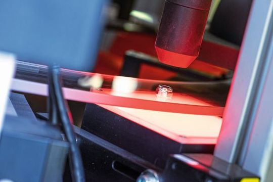 Bild 2: Das optimierte Zusammenspiel von Beleuchtung, Optik, Kamera, Schnittstellen und Rechner erlaubt der Software maximale Prüfleistung (hier die Kontrolle von Schraubenmuttern).(Bild:  Kistler Vision Systems)