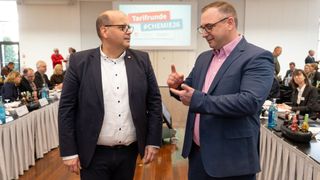 (v.l.n.r.) Roland Strasser (IGBCE) und Michael Müller (Arbeitgeberverband) im Gespräch vor den Verhandlungen (Bild: Chemieverbände Rheinland-Pfalz/ Marcel Hasübert)