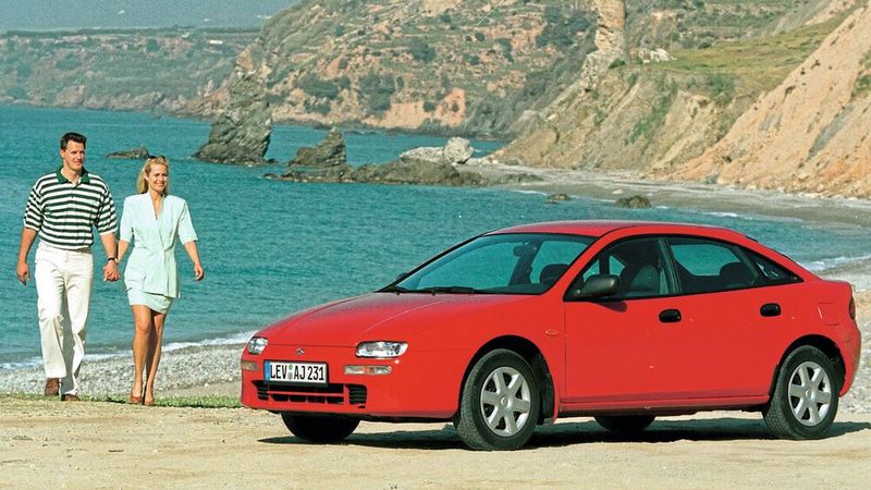 Den 323 baute Mazda in der fünften Auflage ab September 1994 (Typ „BA“). Es gab ihn als 323C (Coupé), 323S (Stufenheck) und 323F (Fließheck). Ein Kombi war fortan nicht mehr erhältlich. Als Antrieb diente ein 1,3-Liter-Vierzylinder-SOHC mit 16 Ventilen und 54 kW (73 PS), ein neu entwickelter 1,5-Liter-Vierzylinder-DOHC-16V-Motor mit 65 kW (88 PS), ein leicht modifizierter 1,9-Liter-Vierzylinder-DOHC des Vorgängers mit nun 84 kW (114 PS). Ausschließlich für den 323F gab es einen 2,0-Liter-Sechszylinder 24V-Motor mit 106 kW (144 PS). 1995 folgte ein 1,7-Liter-Turbodiesel, bekannt u. a. aus dem Opel Astra, mit 60 kW (82 PS) für den 323S. (Bild: Hersteller)