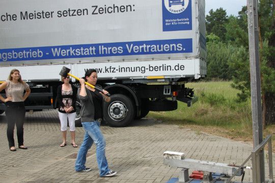 Gelungener Schlag: Die weiblichen Gäste schlugen bei „Hau den Lukas“ kräftig zu. (Foto: Innung)