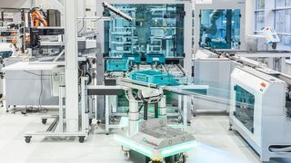 Die Cloud-basierte Navigationstechnologie, entwickelt am Fraunhofer IPA, macht den Einsatz von fahrerlosen Transportsystemen verlässlicher, flexibler und effizienter. (Universität Stuttgart IFF / Fraunhofer IPA / Rainer Bez)