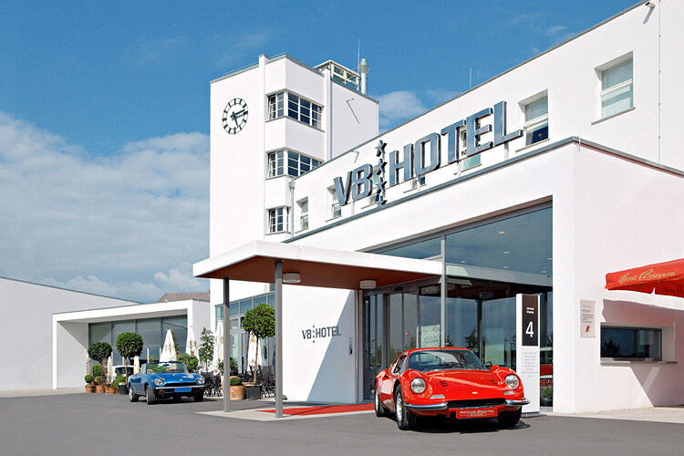 Für Menschen, die sogar nachts nicht vom geliebten Fahrzeug lassen können, gibt es in der schwäbischen Automobilmetropole Stuttgart das „V8-Hotel“. (Foto: V8 Hotel/Frank Hoppe)