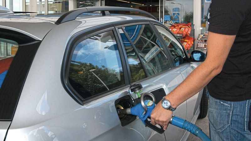 An den Tankstellen verbreitet sich der Kraftstoff HVO 100. Preislich liegt er auf dem Niveau herkömmlichen Diesels. Doch die DUH sieht eine wachsende Umweltbelastung.(Bild:  Aral)