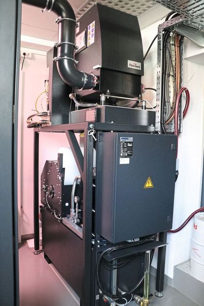 A special design for the spindle cooling unit has helped to optimally integrate the Kern Micro HD into tool and mold making at toolcraft: It is not (as usual) next to the machine or on the hybrid unit, but above the belt filter. (Image:Kern Mikrotechnik GmbH)