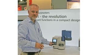 Kai-Oliver Linde von IKA mit der Weltneuheit, dem äußerst kompakten Kalorimeter C 1. (Bild: Platthaus)