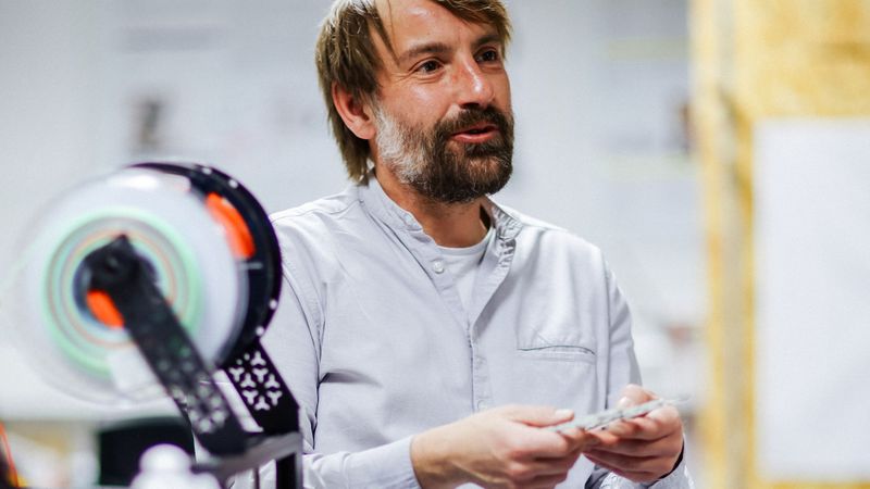 Prof. Ingo Reinhold mit einem Beispiel aus der 3D-Druck-Praxis.(Bild:  Anne Schwerin/HTWK Leipzig)