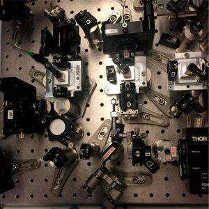 Blick auf einen Teil des Laser-Aufbaus im Labor.