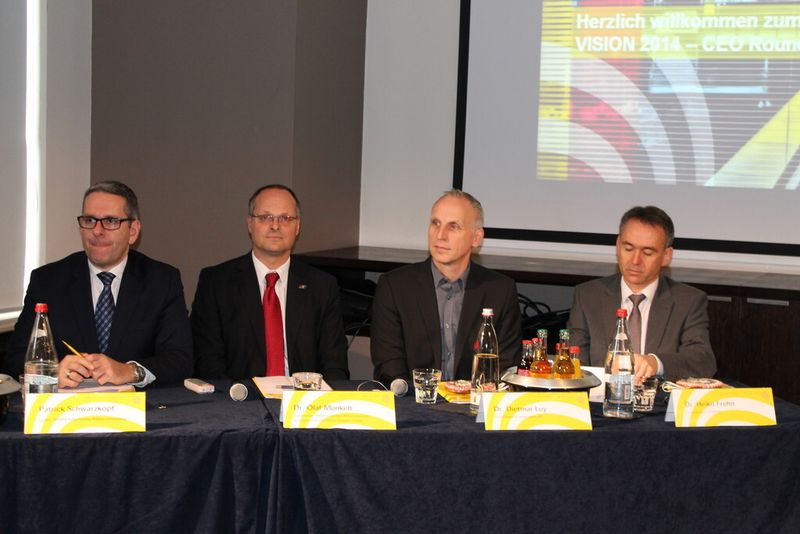 Von links: Patrik Schwarzkopf, Leiter VDMA Industrielle Bildverarbeitung, Dr. Olaf Munkelt, Vorsitzender VDMA Industrielle Bildverarbeitung und Geschäftsführer MV-Tec Software, Dr. Dietmar Ley, Vorstandsvorsitzender von Basler, und Dr. Heiko Frohn, Geschäftsführer Vitronic, diskutierten beim CEO-Roundtable im Vorfeld der Vision 2014 über die Bildverarbeitungsindustrie. (Bild: Kunze/elektrotechnik)