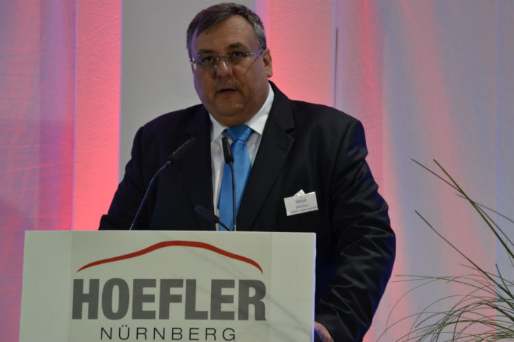 Dirk Hoerr ließ in seiner Begrüßungsrede die Geschichte des Autohauses Revue passieren. (Foto: Mauritz)