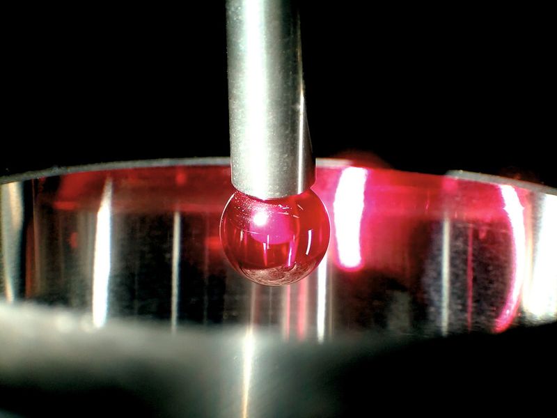 Bild 2: 3D-Messmaschinen wären eine Möglichkeit zur Überprüfung der Lager. Dabei wird die Geometrie des Bauteils mittels eines Messtasters erfasst, der jede Berührung an hochempfindliche Schalter weitergibt. Der Preis für diese Feinmechanik ist jedoch hoch. (Wikimedia Commons, public domain)