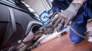 Bei der Überwachung und Kontrolle von Emissionswerten hält der ZDK keine weiteren und neuen Messmethoden für erforderlich. Mit den jährlich rund 25 Millionen Abgasuntersuchungen mit Emissionsmessungen am Endrohr des Abgasstrangs durch akkreditierte Prüfstellen und AU-Werkstätten sorge das Kfz-Gewerbe dafür, dass die vorgeschriebenen Emissionswerte eingehalten werden.  (Bild: ProMotor)