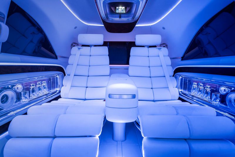 Der Fond bietet zwei Sitze, auf denen man viel Beinfreiheit genießen kann. (Bild: Mercedes-Benz)