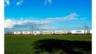 Schienengebundener Transportlindwurm im Testlauf! TX Logistik hat in Schweden einen voll beladenen Zug ausprobiert, der sage und schreibe 838 Meter lang ist. Leider hat er nicht ganz aufs Bild gepasst. Hier aber mehr dazu... (Bild: TX Logistik / K. Dudzik)