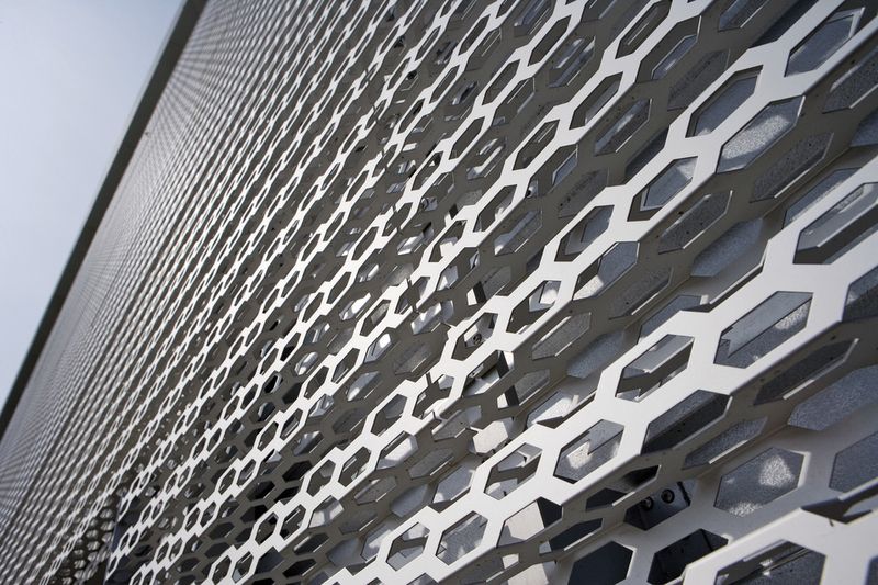 Für die Fassade neuer Audi-Terminals entstehen Lochblechfassaden aus eloxierten, gekanteten Aluminiumlochblechen. (Dillinger Fabrik gelochter Bleche)