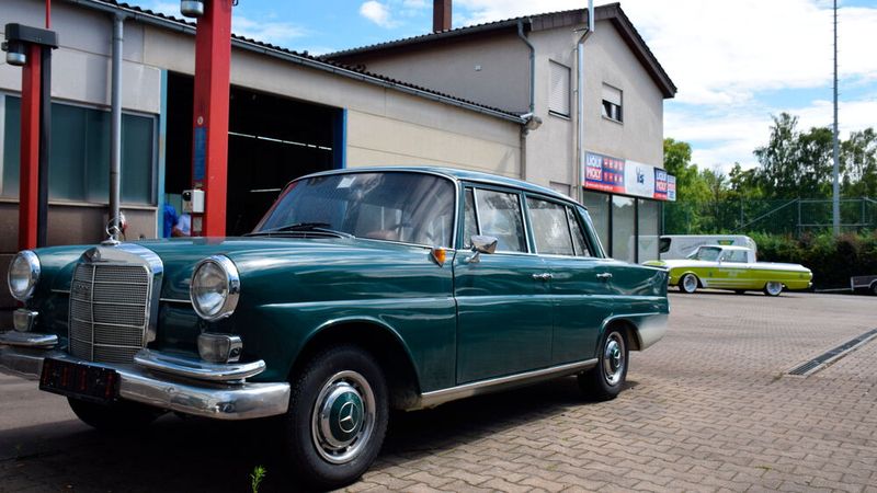 Ob Ölwechsel oder Oldtimerreparatur: Marcel Memmersheim findet für jeden Kundenwunsch eine Lösung. (Bild: »kfz-betrieb«/ Schweitzer)