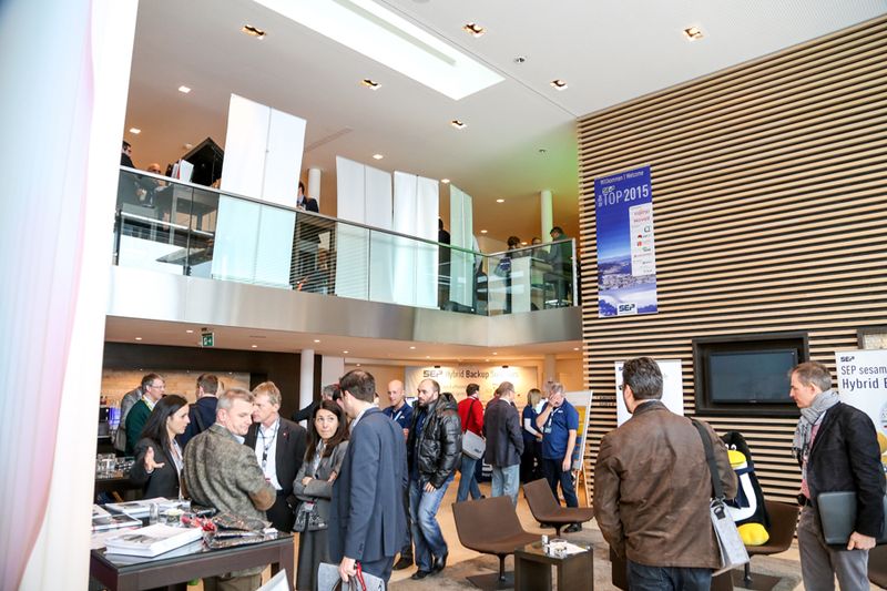 Reger Austausch an den Ständen der SEP-Technologiepartner (Bild: SEP AG)