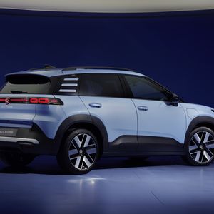 Am Heck gibt es ein LED-Leuchtenband.(Bild:  Volkswagen)