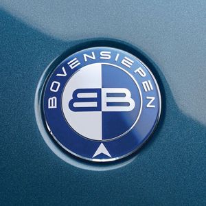 Tuning-Freunde sollten in Zukunft auf dieses Logo achten: Es weist fortan ein Fahrzeug als Bovensiepen-Umbau aus.(Bild:  Bovensiepen)