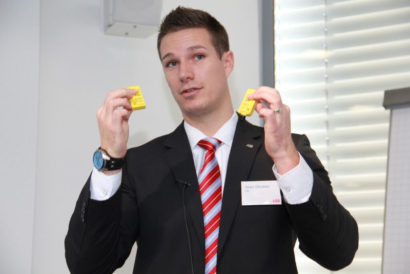 Sven Glöckler, Produktmarketingmanager Safety bei der ABB Stotz-Kontakt GmbH, demonstriert die Arbeitsweise mit dem Sicherheitssensor namens Eden, der aus den Teilen Adam und Eva besteht. (Bild: Reinhold Schäfer)