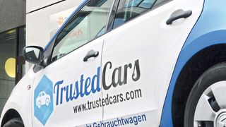 Ein Knopfdruck für den Interessenten und dann ist das Auto gekauft: Über den Marktplatz Trusted Cars können Händler den Verkauf von Fahrzeugen komplett online abwickeln. (Bild: Achter)