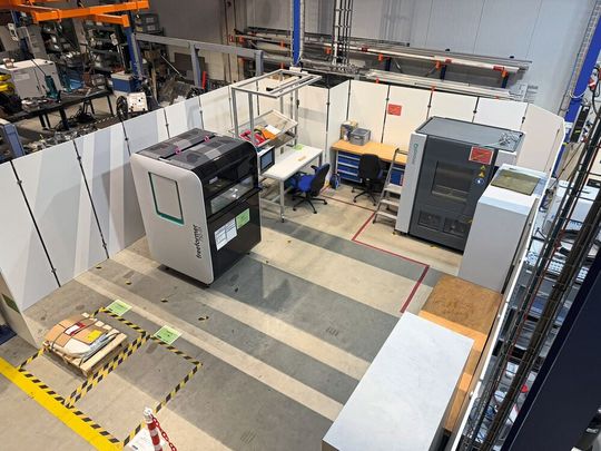 Verarbeitung von Hochleistungs- und Hochtemperaturpolymeren: «Freeformer 750-3X-HT» von Arburg GmbH + Co KG in der Anlauffabrik der RWTH Aachen.(Bild:  WZL/Martens)