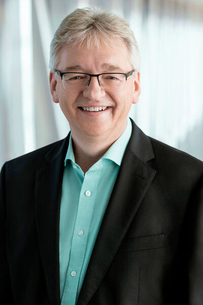 Helmut Matschi ist als Vorstand zuständig für die Division Interior sowie Mitglied des Automotive-Boards. Sein Aufsichtsratmandat wurde ebenfalls vorzeitig bis Ende März 2024 verlängert.   Helmut Matschi ist Diplomingenieur für Nachrichtentechnik und gehört seit August 2009 dem Vorstand der Continental AG an. Er war bereits 1986 als Entwicklungsingenieur zu Siemens Automobiltechnik gestoßen, wurde 2007 Vorstandsmitglied bei Siemens VDO und leitet seit Januar 2008 die Division Interior mit Sitz in Regensburg. (Continental)