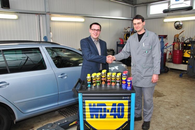 Zwei freudige Gesichter: ein glücklicher Gewinner, ein freudiger „Spender“. Lars Lüdemann (li.), Gebietsverkaufsleiter bei WD-40, bei der Übergabe des Hauptgewinns an Michael Schoß vom Auto-Center Schmidt in Apolda. (Foto: Dominsky)