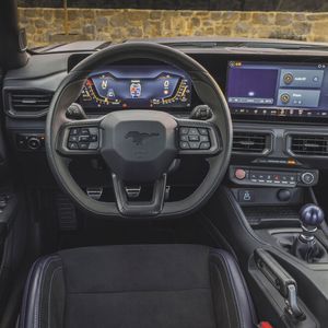 Das 13,2 Zoll große Display befindet sich hinter derselben Glasabdeckung wie das Kombiinstrument (12,4 Zoll).(Bild:  Ford)