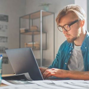 1. Laptop statt Computer: Laptops sind wesentlich energieeffizienter als Desktop-Computer. Ein durchschnittlicher Desktop-PC benötigt ca. 60 Watt Leistung, wohingegen ein herkömmlicher Laptop mit ca. 15 Watt auskommt. Wer seinen Desktop-PC durch ein Laptop ersetzt, kann demnach bis zu 75 Prozent Strom einsparen. (Bild:  ©Gorodenkoff - stock.adobe.com)