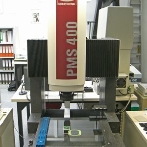 Die in der Qualitätssicherung stehende 3D-Multisensor-Portalmessmaschine PMS wird bei komplexen Messungen eingesetzt.