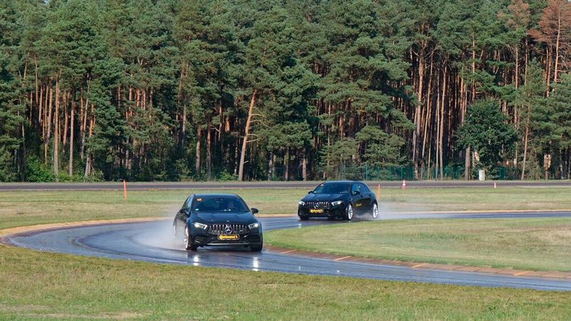 Auf dem Nasshandling-Kurs zeigte der neue Reifen seine Überlegenheit gegenüber dem Vorgänger am deutlichsten. (Bild: Rosenow/»kfz-betrieb«)