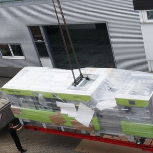 Anlieferung der Stanzmaschine Brausse 1060ER beim Stanzformenbauer Karl Marbach in Heilbronn.