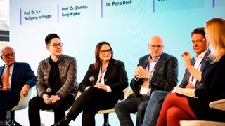 Bereits im vergangenen Jahr waren bekannte Speaker vertreten. CPT bietet neben dem Bühnenprogramm auch eine Plattform für Austausch und Networking.  (Bild: © FTAPI)