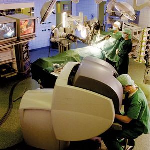 Bild 1: Beim da-Vinci-System sitzt der Chirurg an einer Konsole und steuert per mehrachsigem Joystick die Instrumente.