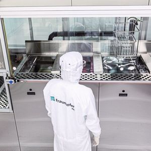 Definierte Umgebungs- und Handlingsbedingungen, beispielsweise ein Sauber- oder wie hier ein Reinraum, sind bei Feinstreinigungsanwendungen unverzichtbar, um hohe Sauberkeitsvorgaben zu erfüllen.(Bild:  Fraunhofer-IPA)