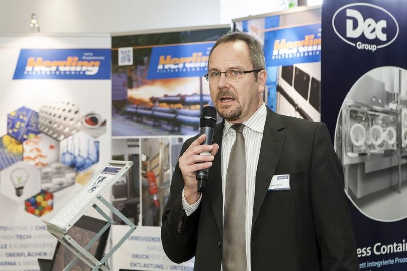 Jörg-Armin Schulz von Herding Filtertechnik, Spezialist für Filtermedien, Entstaubungsanlagen und Filteranlagen sowie Explosionsschutz und Brandschutz – allesamt Kernthemen des Schüttgut-Forums. (Bild: Bausewein/PROCESS/PharmaTEC/Schüttgut)