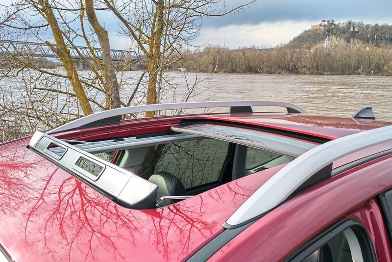 Zum hellen Innenraum trägt auch das große Panorama-Glasschiebedach bei. (Bild: Thomas Günnel)