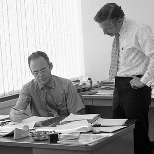 Gordon Moore (links) und Robert Noyce 1970 bei Intel.(Bild:  Gordon Moore with Robert Noyce at Intel in 1970 /Intel Free Press / CC BY-SA )