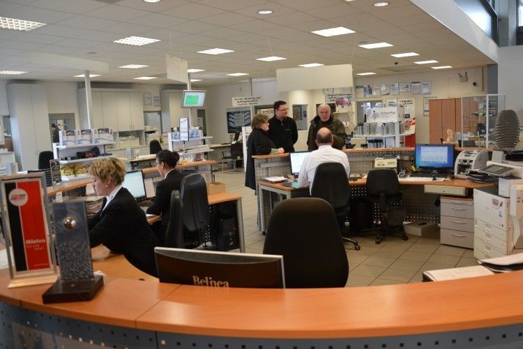 Verkauf und Service sind im Autohaus Wicke stark verzahnt. Bei der Fahrzeugübergabe stellen die Verkaufsberater dem Kunden gleich den zuständigen Serviceberater vor. (Foto: Achter)