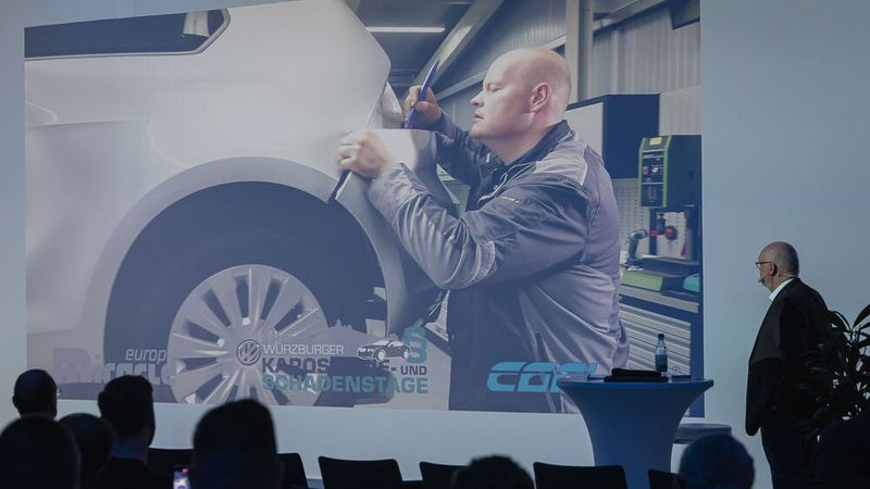 Selbstverständlich wurde seine Tätigkeit auf die Bildschirme im Vogel Convention Center übertragen – was nach Startschwierigkeiten dann auch immer besser klappte. (Bild: Stefan Bausewein)