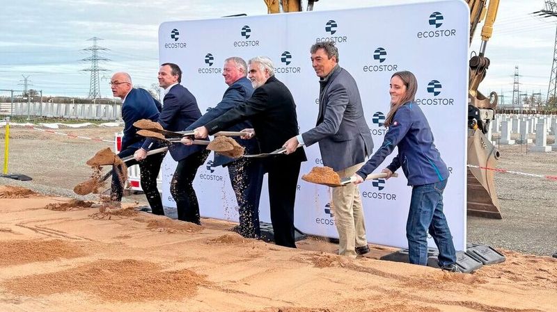 Beim Spatenstich (von links nach rechts): Bernd Schneider, Bereichsleiter Anschlusserrichtung 50Hertz Transmission GmbH, Georg Gallmetzer, Geschäftsführer Eco Stor, René Zok, Bürgermeister Staßfurt, Prof. Dr. Armin Willingmann, Minister für Wissenschaft, Energie, Klimaschutz und Umwelt des Landes Sachsen-Anhalt, Urban Windelen, Bundesgeschäftsführer Bundesverband Energiespeicher Systeme e.V., und Jehan Long, Projektmanagerin bei Eco Stor.(Bild:  Eco Stor)