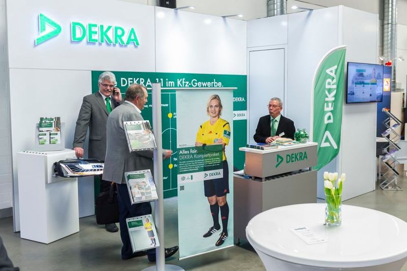 Wo sich Kfz-Fachleute treffen, darf die Dekra nicht fehlen. Der Prüfdienstleister ist einer der Sponsoren der Würzburger Karosserie- und Schadenstage. (Rainer Wengel)