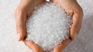 Das thermoplastische Elastomer eignet sich für Anwendungen im Sport- und Konsumgüterbereich oder auch im Automobilsektor. (Bild: Evonik)