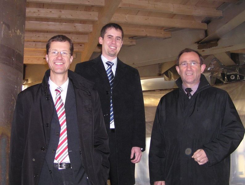 Auf der Baustelle vor Ort: Beim Ortstermin im November 2008: Dipl.-Wirtsch.Ing. Thomas Schulz, Leiter Marketing bei GEMÜ, Dipl.-Wirtsch.Ing. (FH) Björn Proschinger, Vertriebsingenieur bei Wittenstein alpha und Hermann Walter, Betriebsleiter bei GEMÜ und Bauverantwortlicher für das Projekt GEMÜ Dome. (Archiv: Vogel Business Media)