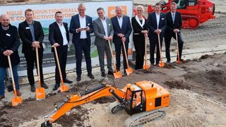 Mit dem obligatorischen Spatenstich hat TE Connectivity gemeinsam mit Vertretern aus Politik und Wirtschaft die Grundsteinlegung des neuen Produktionswerks in Wört gefeiert. (TE Connectivity)