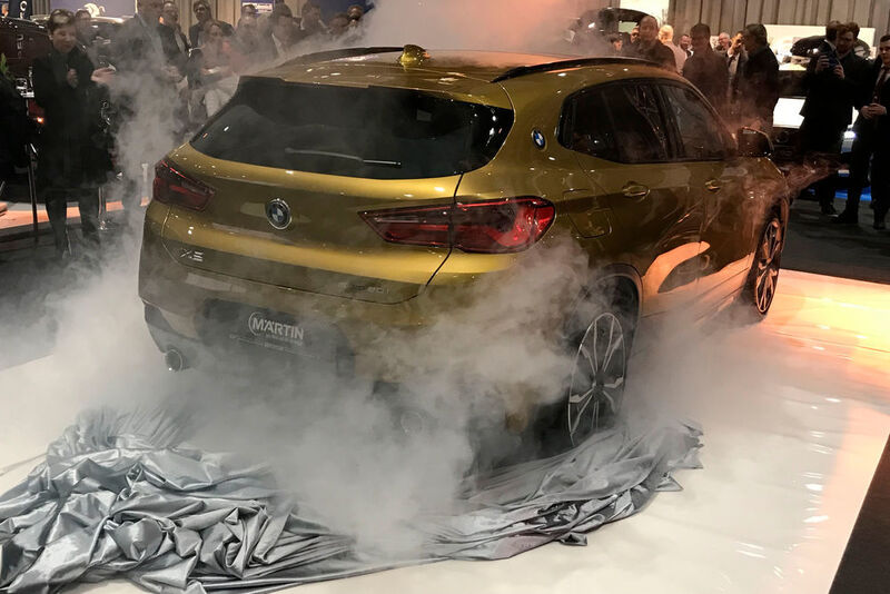 … enthüllten die Autohaus-Mitarbeiter den neuen BMW X2. (Michel / »kfz-betrieb«)