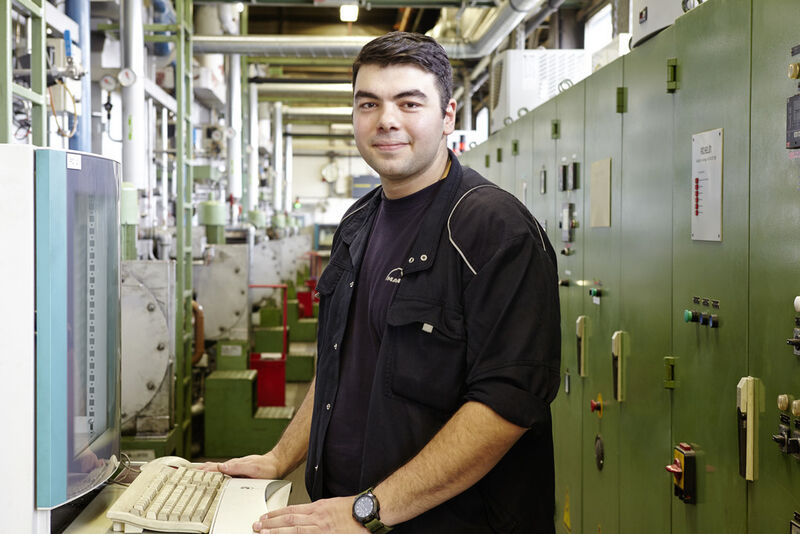 Als Mitarbeiter im Team der Instandhaltung Elektrik in der Achsgetriebefertigung hat Ioannis Saltzis die Modernisierung der Brennersteuerung begleitet. (Bild: Phoenix Contact)