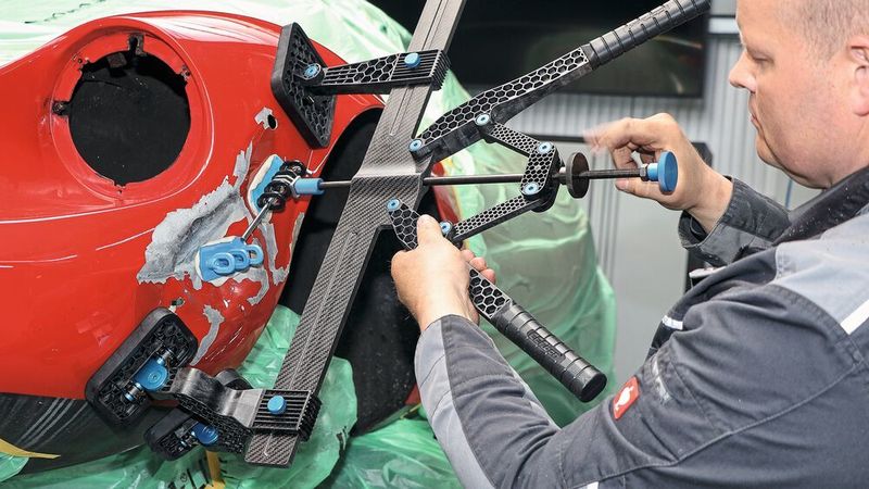 Am Anfang der Reparatur steht die CBR-Klebetechnik, hier im Einsatz mit dem CBR Strong-Tool. Das Kleben ist dabei immer wieder für Überraschungen gut. (Carbon)