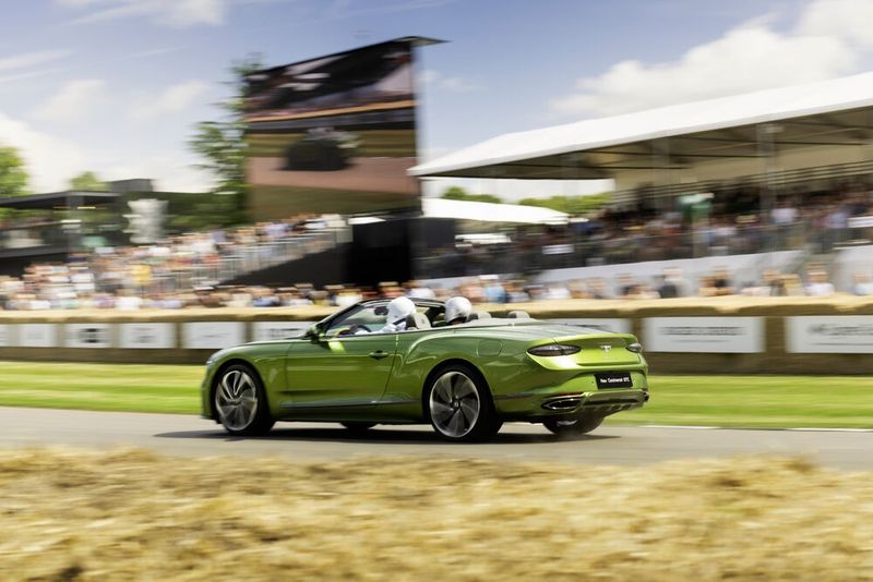 Auch das GTC genannte Stoffdach-Cabriolet drehte in Goodwood seine Runden. (Bild: Bentley)